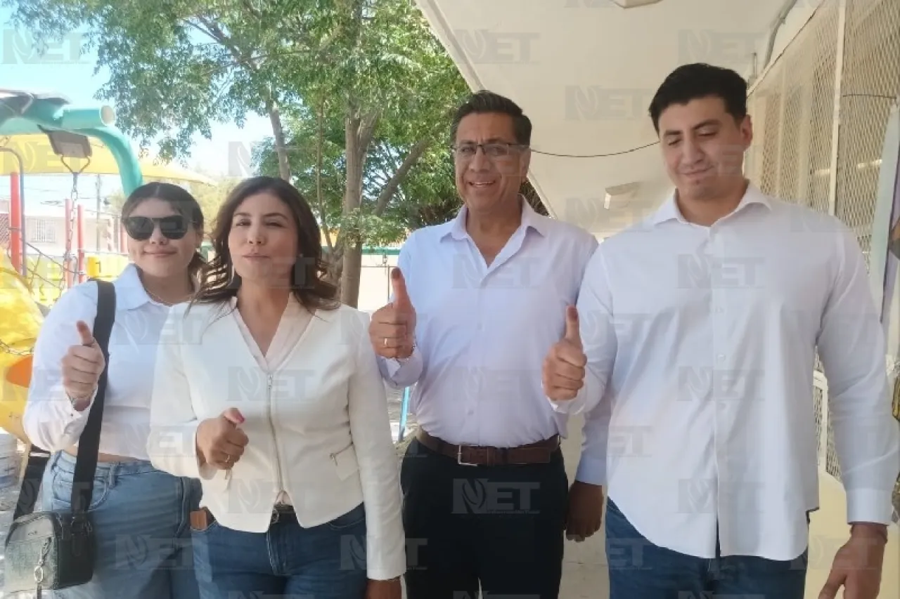 Acude Rogelio Loya a votar acompañado de su familia