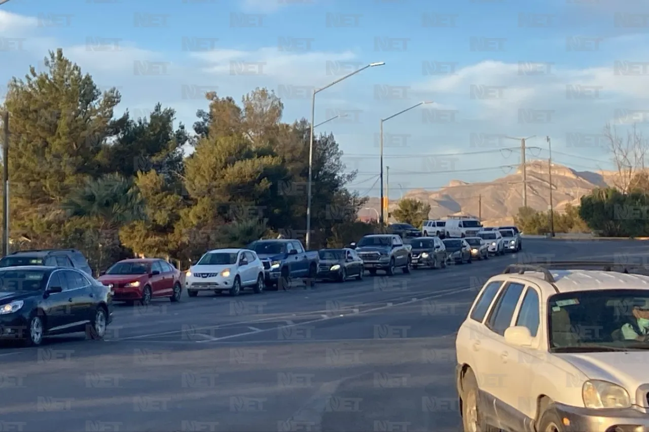 Largas filas para cruzar a El Paso