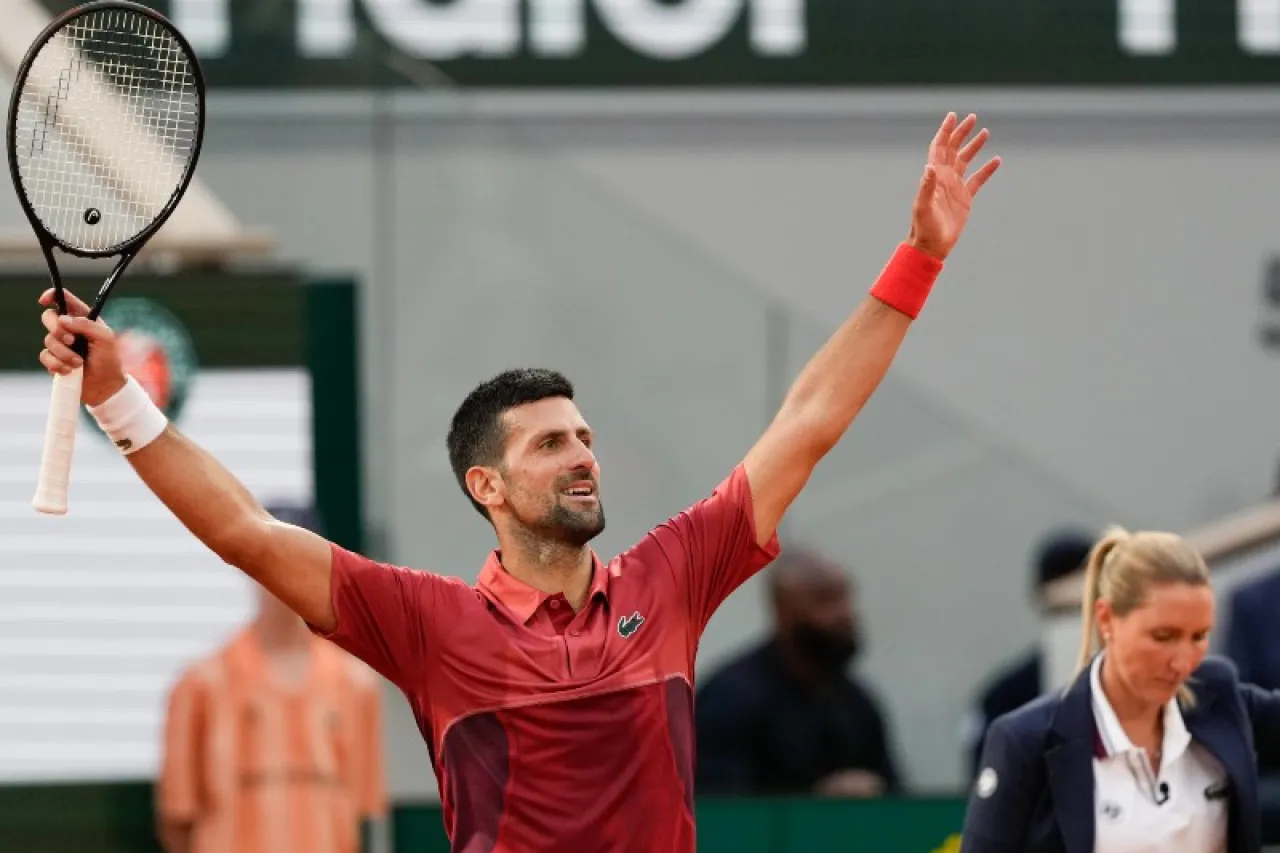 Avanza Djokovic en Roland Garros y rompe récord de victorias