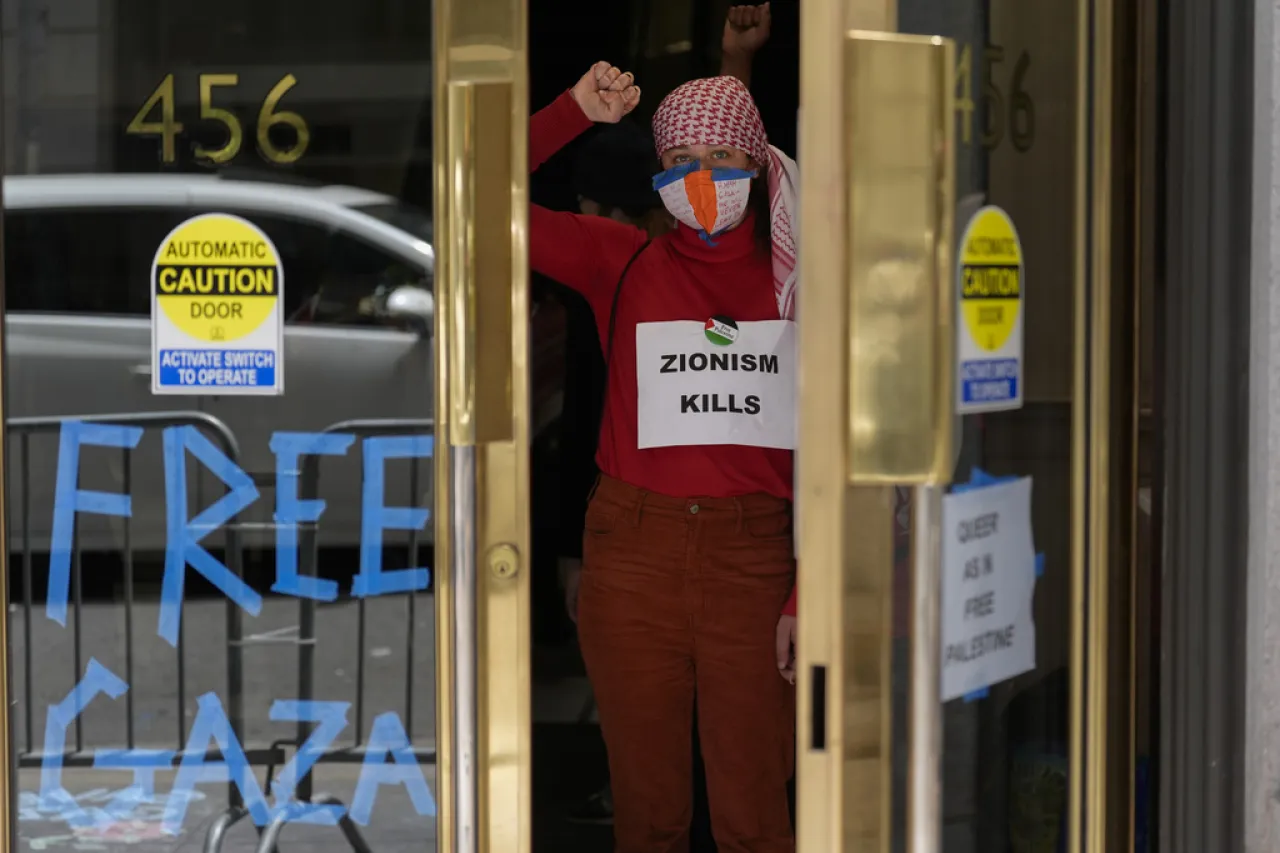 Arrestan a manifestantes en edificio que alberga consulado israelí en SF