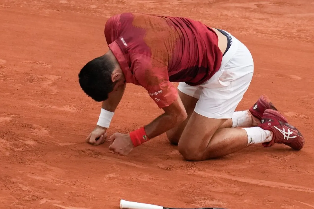 Djokovic se retira de Roland Garros por rotura de menisco