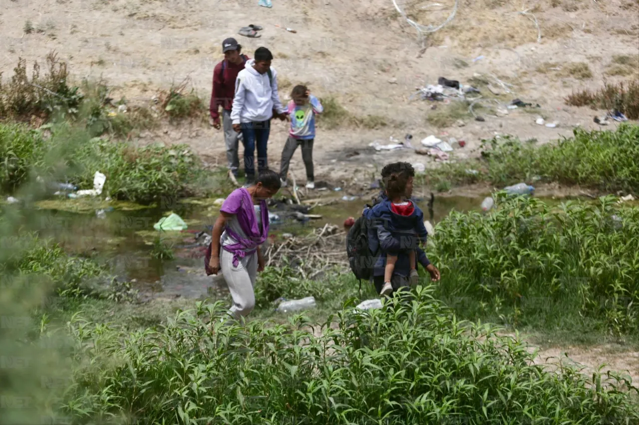 Fotos: Se apresuran migrantes a cruzar la frontera ante orden de Biden