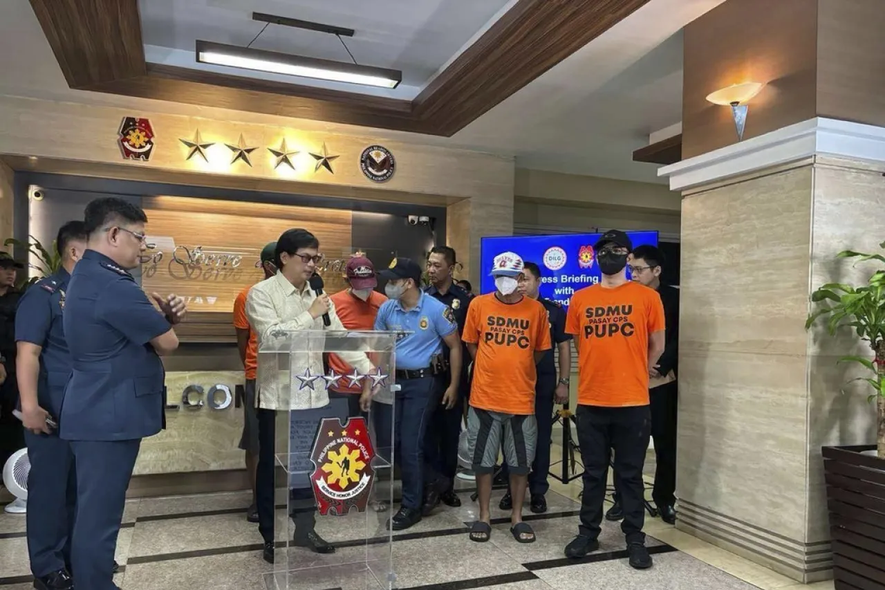 Arrestan a policías en Filipinas por secuestrar a 4 turistas y pedir rescate