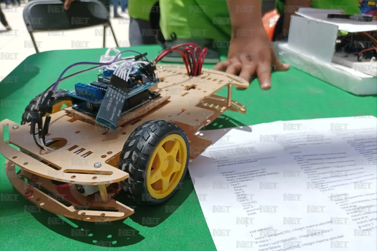 Niños juarenses diseñan robots en Modelo ADN