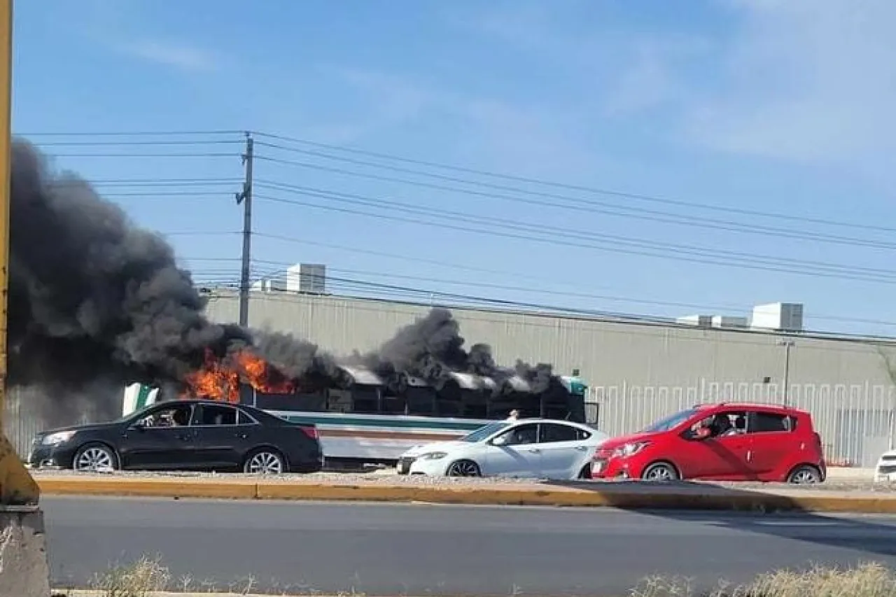 Juárez: Se incendia unidad de transporte de personal