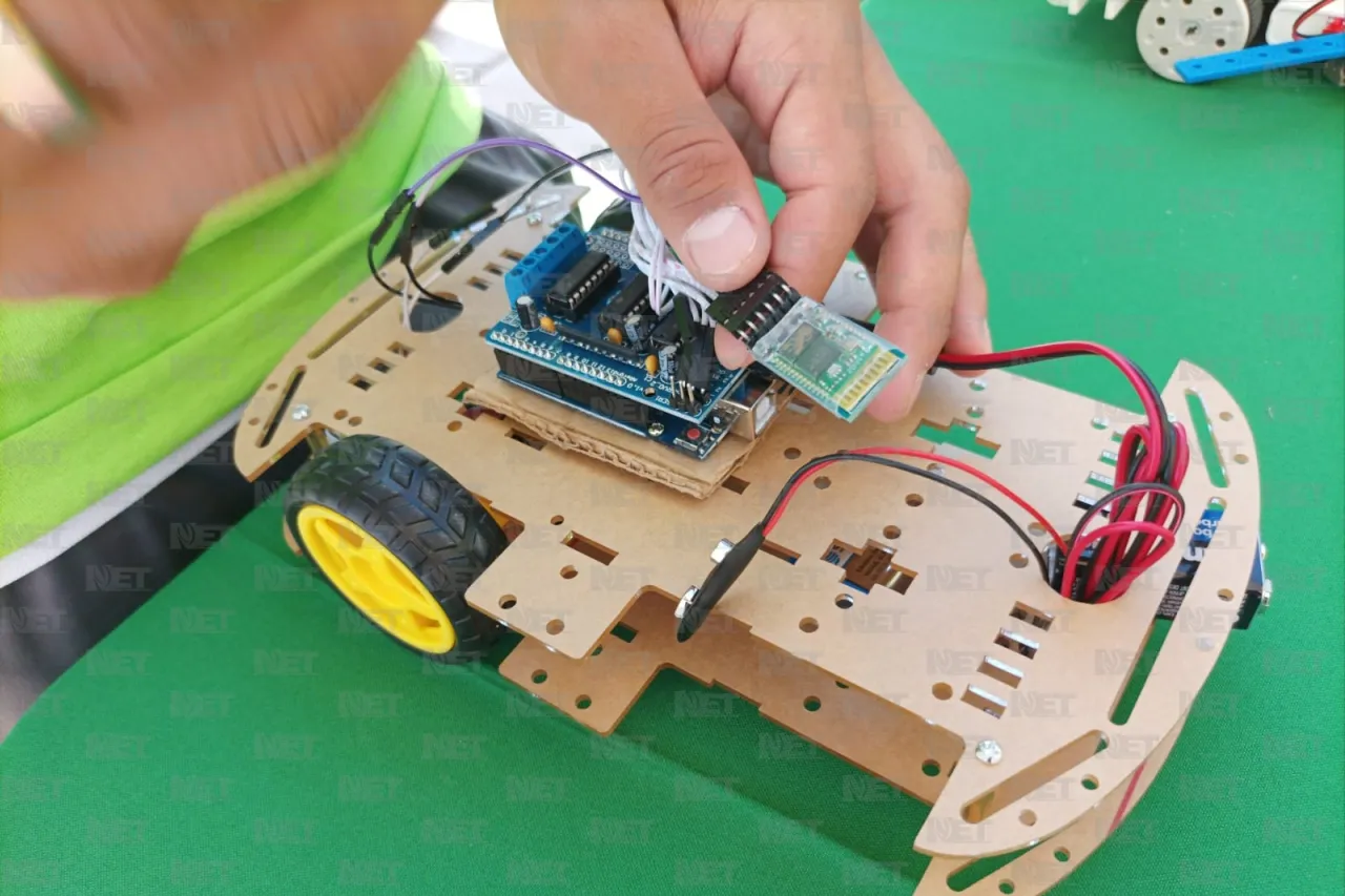 Niños juarenses diseñan robots en Modelo ADN