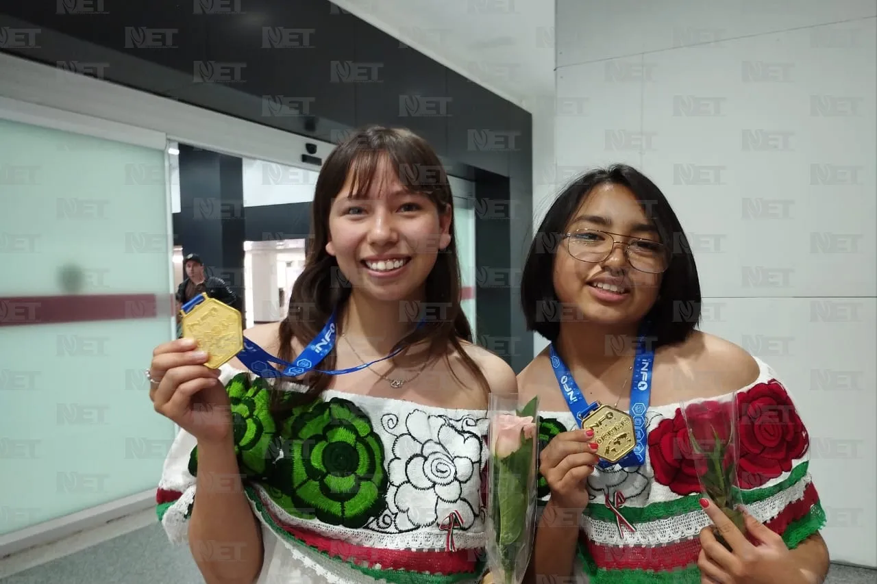 Con flores y aplausos reciben a alumnas del Conalep ganadoras en Rumania