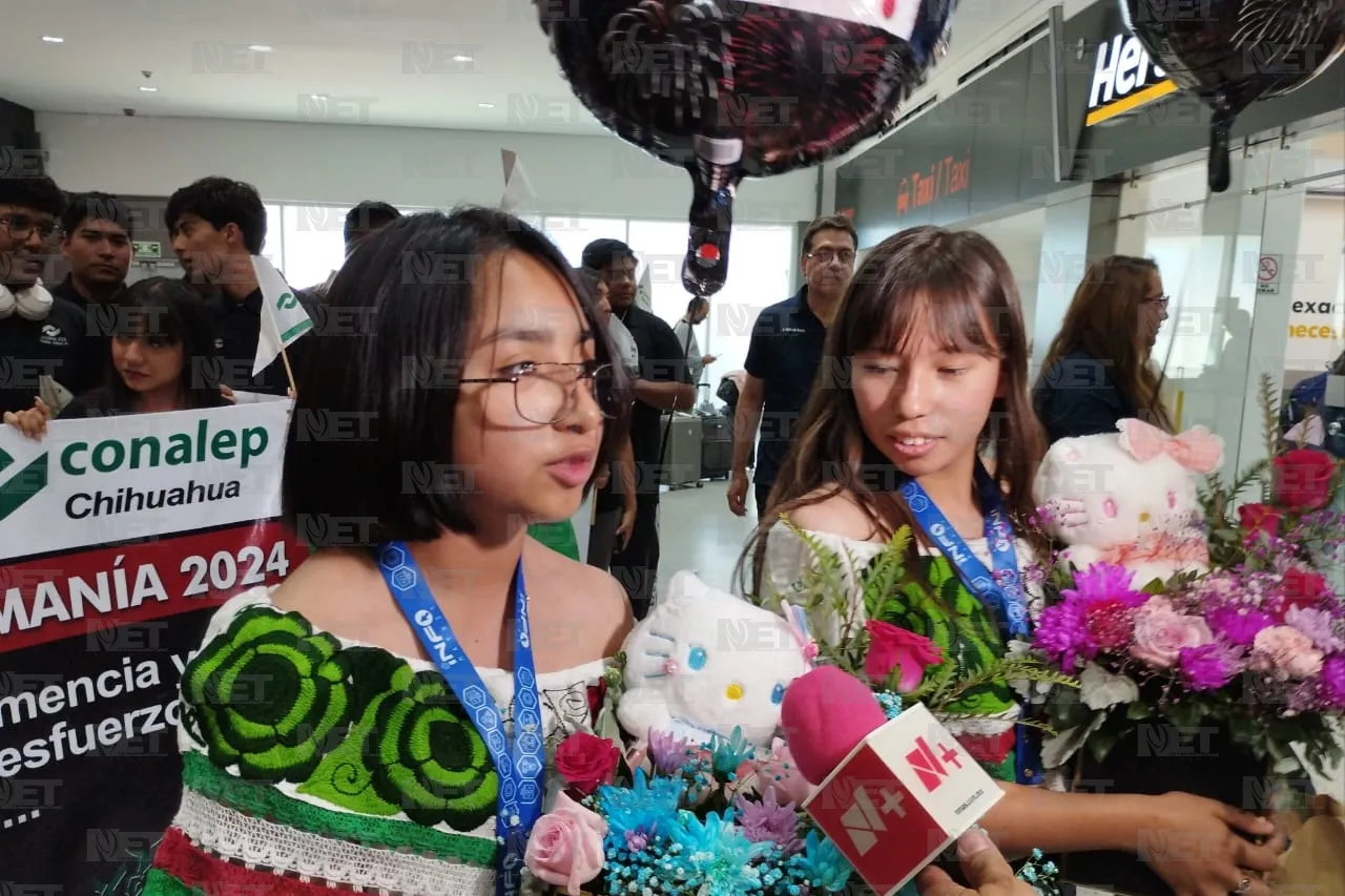 Con flores y aplausos reciben a alumnas del Conalep ganadoras en Rumania