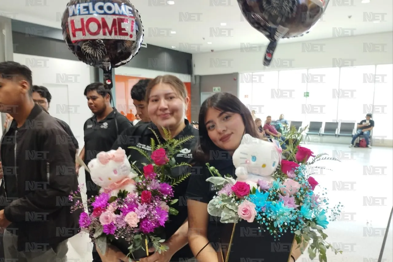 Con flores y aplausos reciben a alumnas del Conalep ganadoras en Rumania