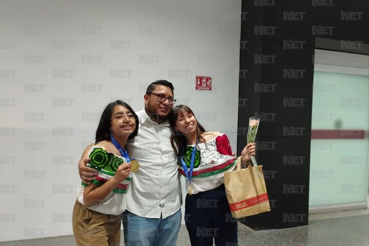 Con flores y aplausos reciben a alumnas del Conalep ganadoras en Rumania