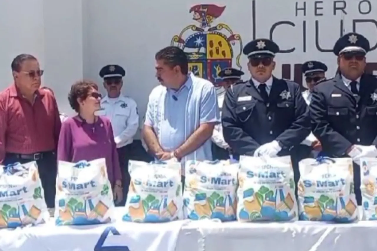 Canaco Juárez entrega despensas a agentes viales