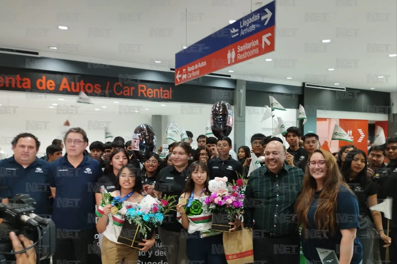 Con flores y aplausos reciben a alumnas del Conalep ganadoras en Rumania