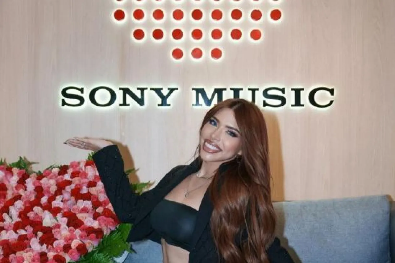 Yeri Mua firma contrato con Sony Music México