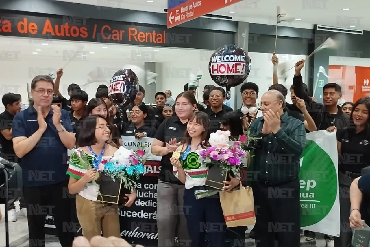 Con flores y aplausos reciben a alumnas del Conalep ganadoras en Rumania