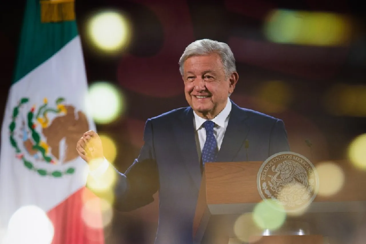 AMLO destaca fortaleza económica de México pese a caída del peso