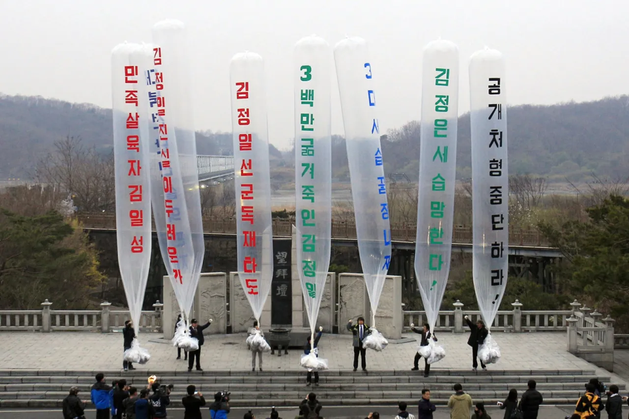 Globos norcoreanos llenos de basura agudizan tensiones con Corea del Sur