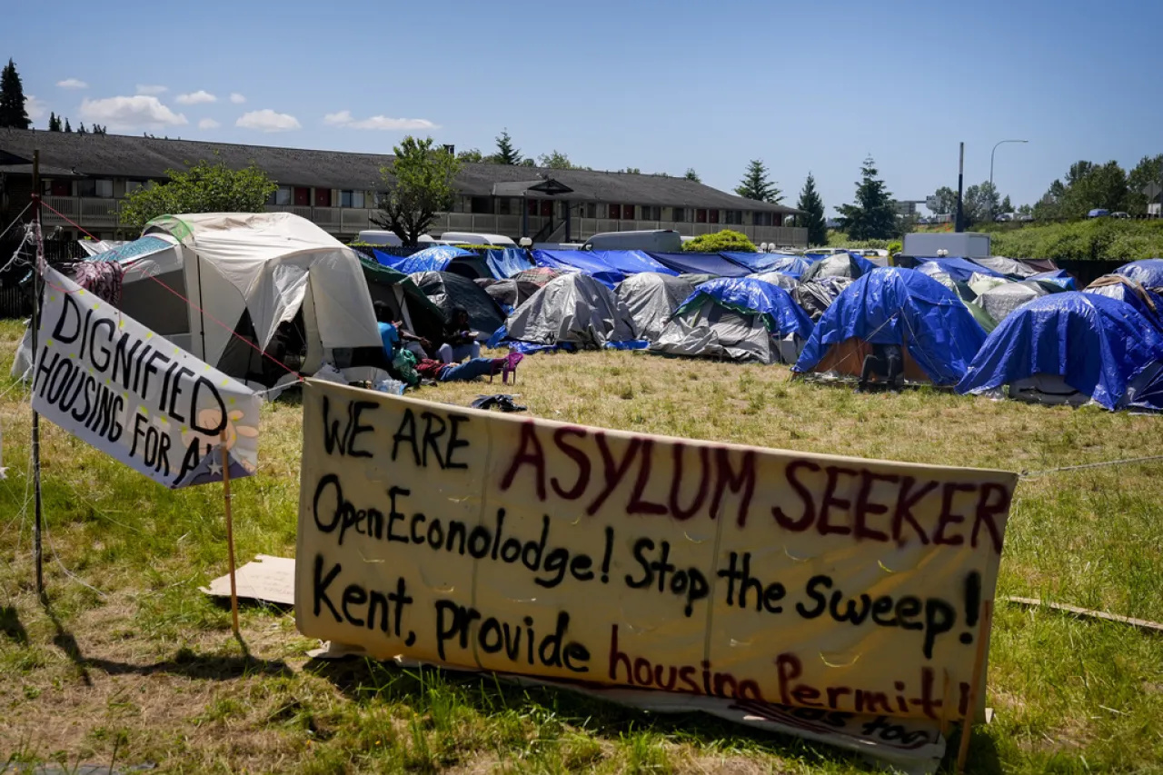 Cientos de solicitantes de asilo acampan cerca de Seattle