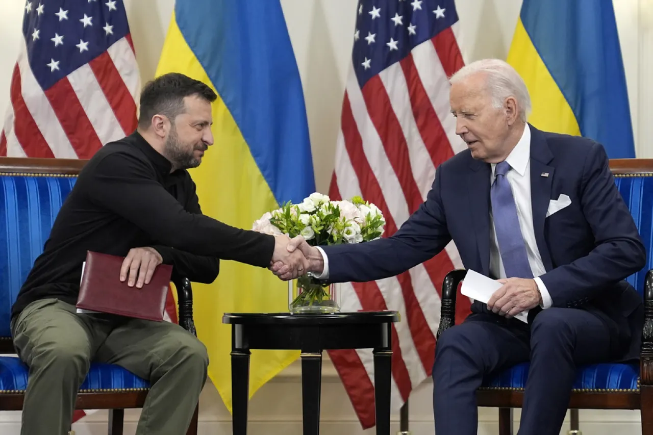 Biden se disculpa con Zelenskyy por una demora en el envío de armas