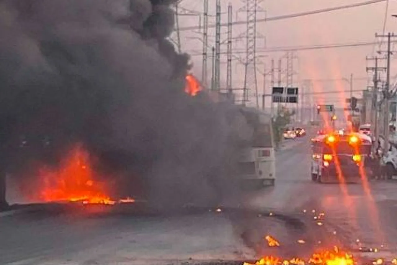 Reportan incendio de camión de personal en Las Torres