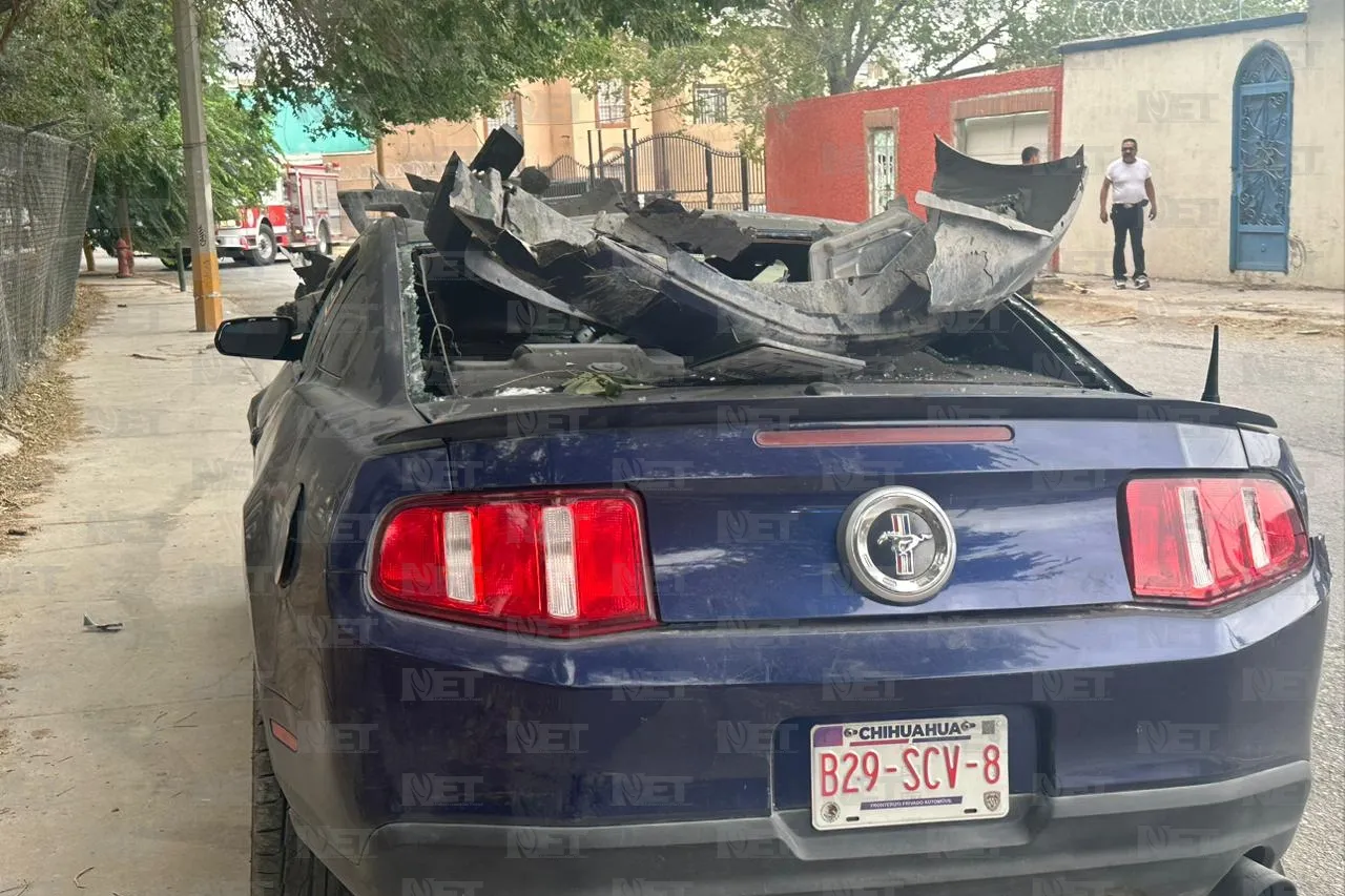 Iba por el menudo, choca su Mustang y tira dos postes en Juárez