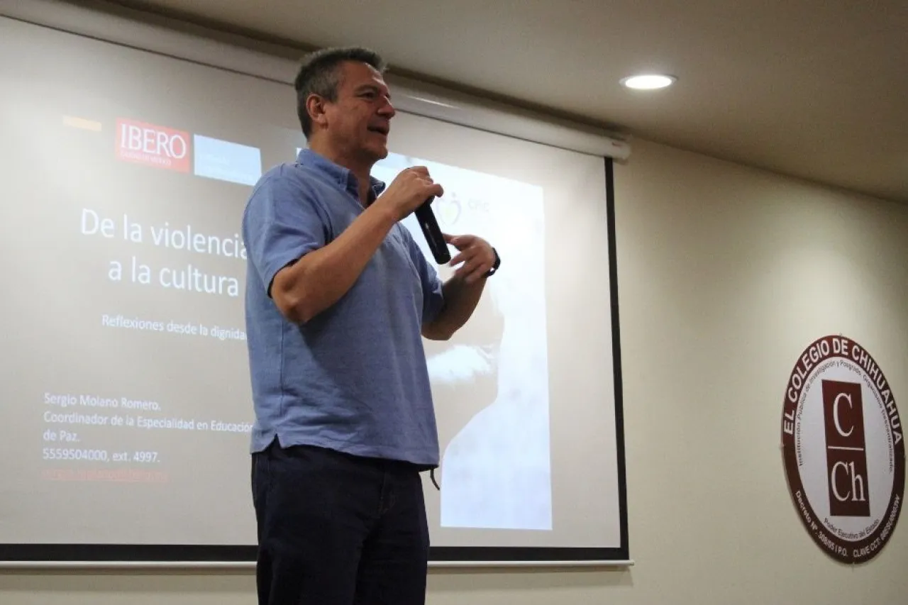 Llevan conferencia 'De la violencia cultural a la cultura de paz'