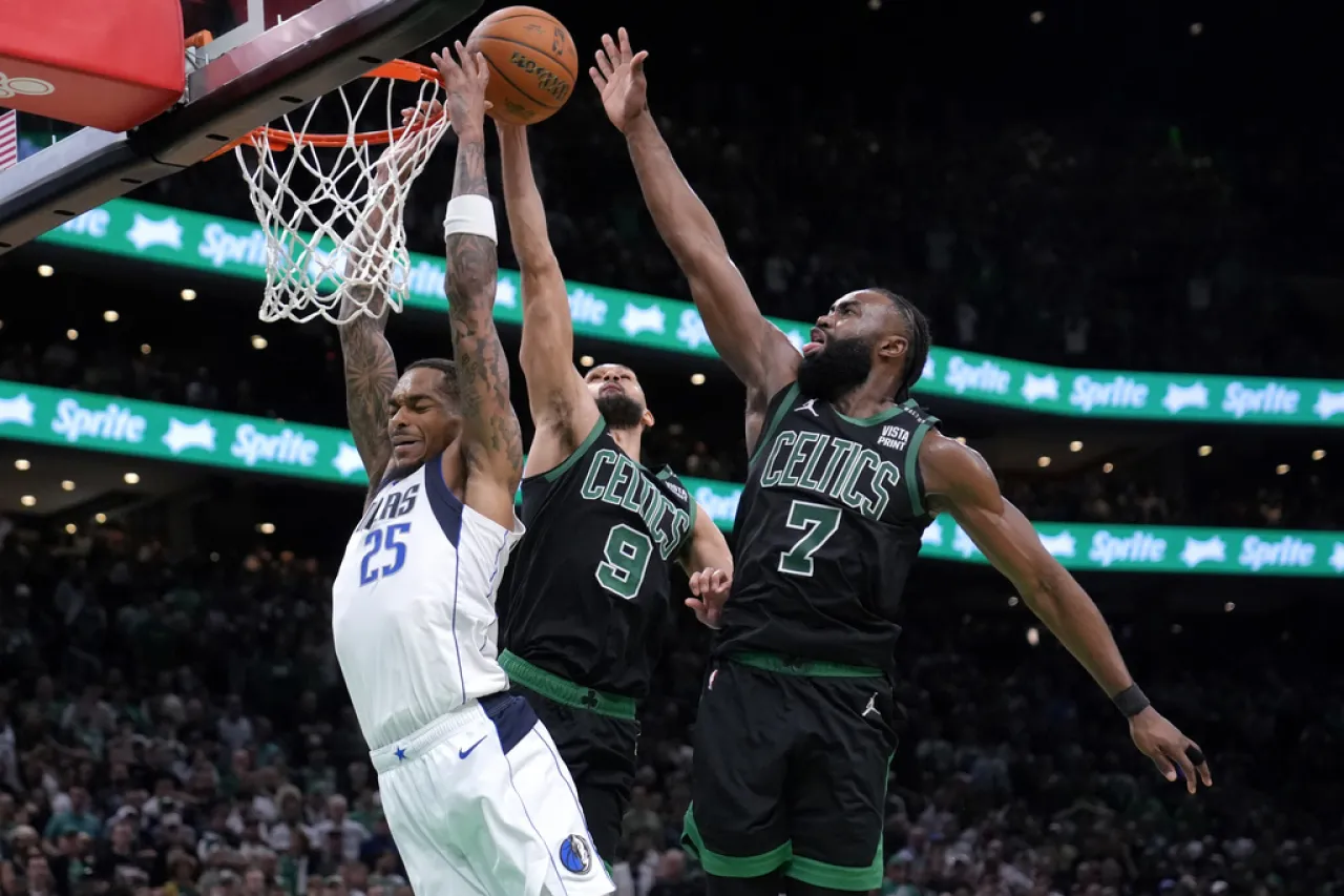 Vencen Celtics a Mavs y toman ventaja de 2-0 en las Finales de la NBA