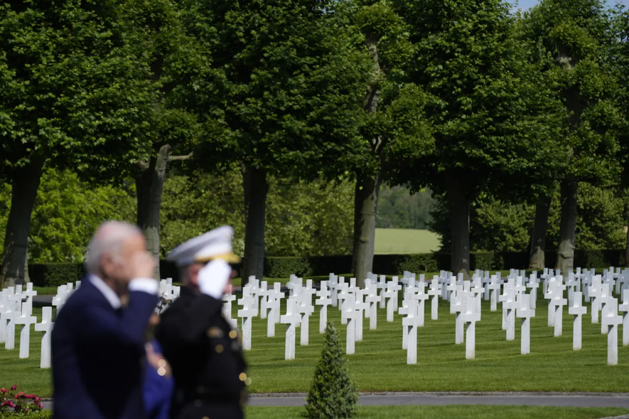 Biden cierra su viaje a Francia visitando un cementerio militar