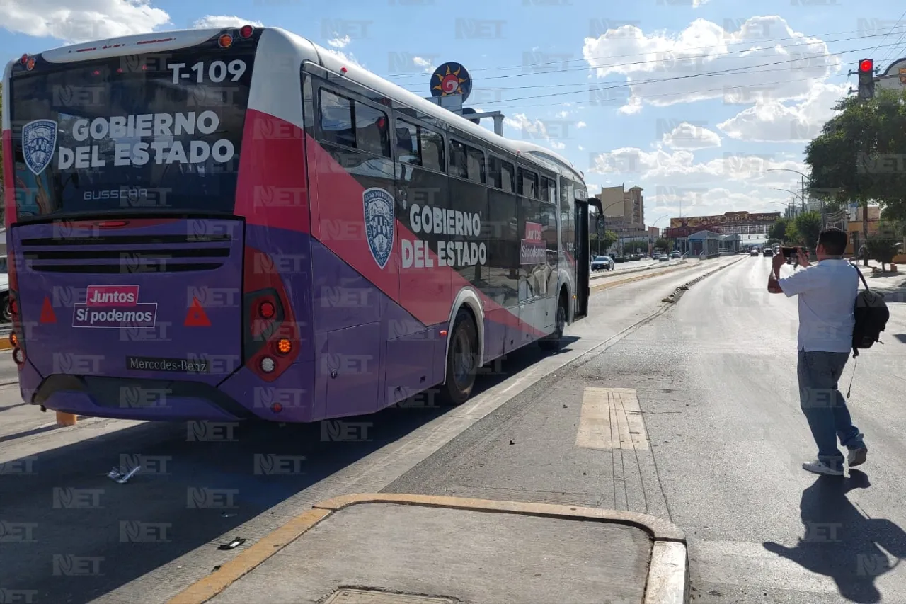 Invade camioneta carril confinado y choca a unidad del Juárez Bus