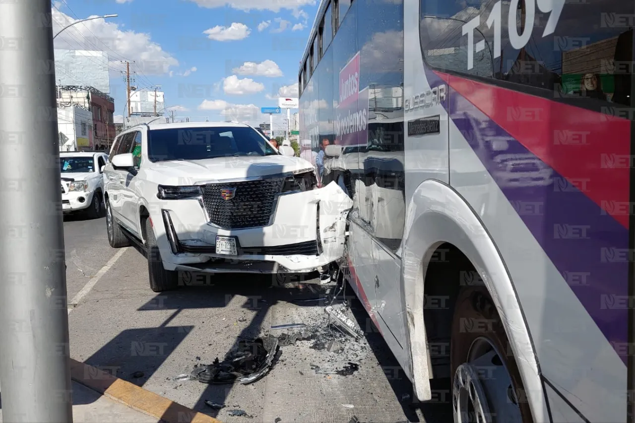 Invade camioneta carril confinado y choca a unidad del Juárez Bus