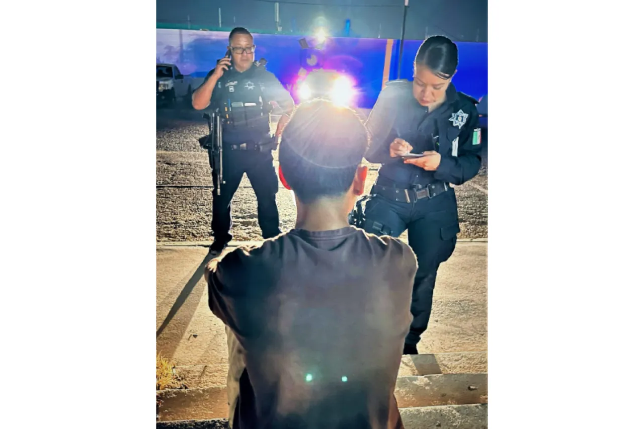 Juárez: Policías evitan que joven cayera de edificio