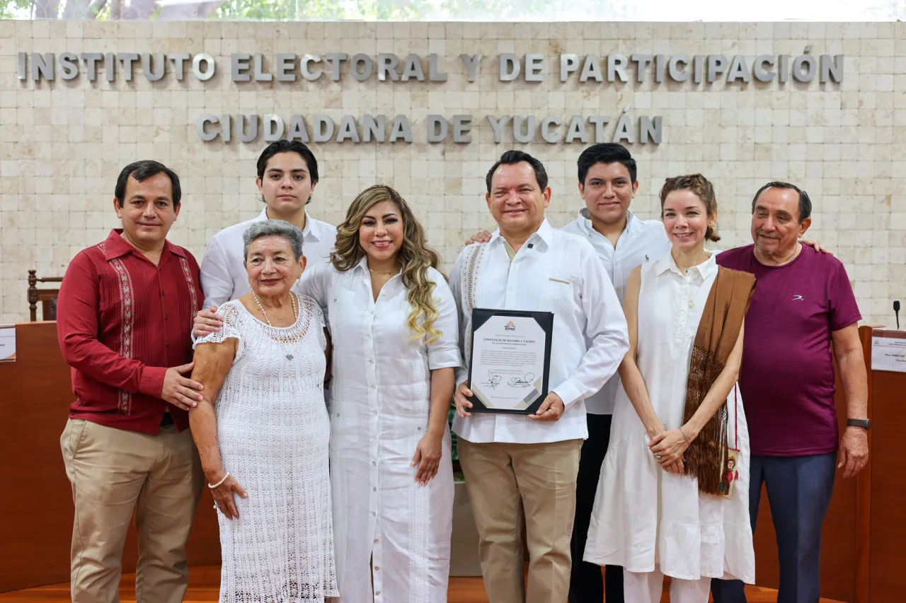 ‘Huacho’ Díaz recibe constancia como gobernador electo de Yucatán