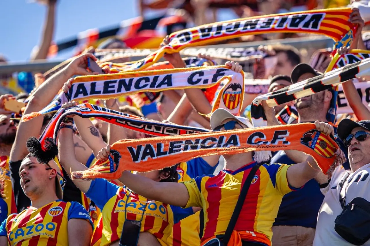 Dan pena de cárcel a aficionados del Valencia que insultaron a Vinicius