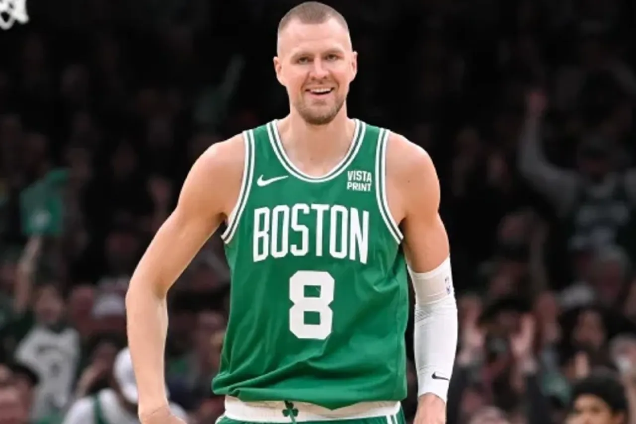 Kristaps Porzingis sigue en planes de los Celtics pese a lesión