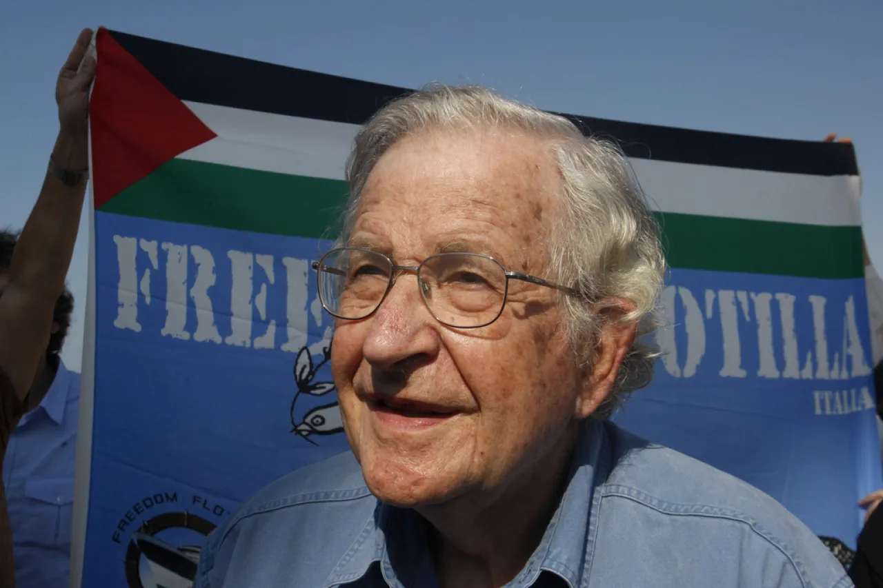 Hospitalizan a Noam Chomsky en Brasil