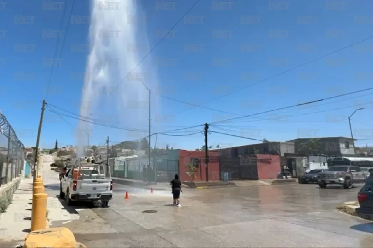 Video: Aprovechan juarenses fuga de agua para refrescarse
