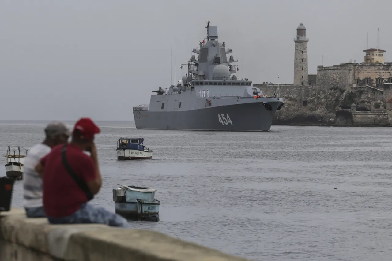 Cubanos hacen fila para subir a conocer fragata rusa