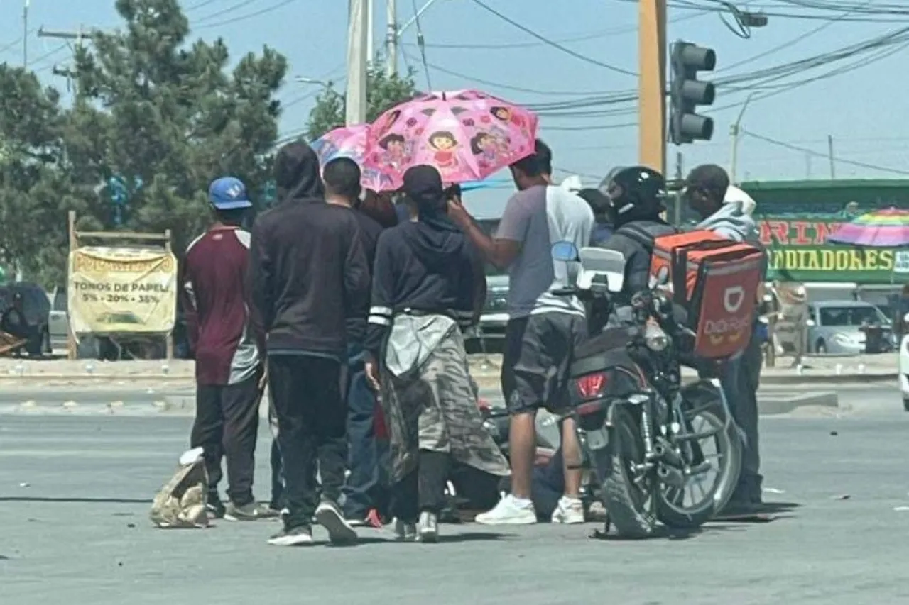 Juárez: Le cortan el paso a biker y queda lesionado