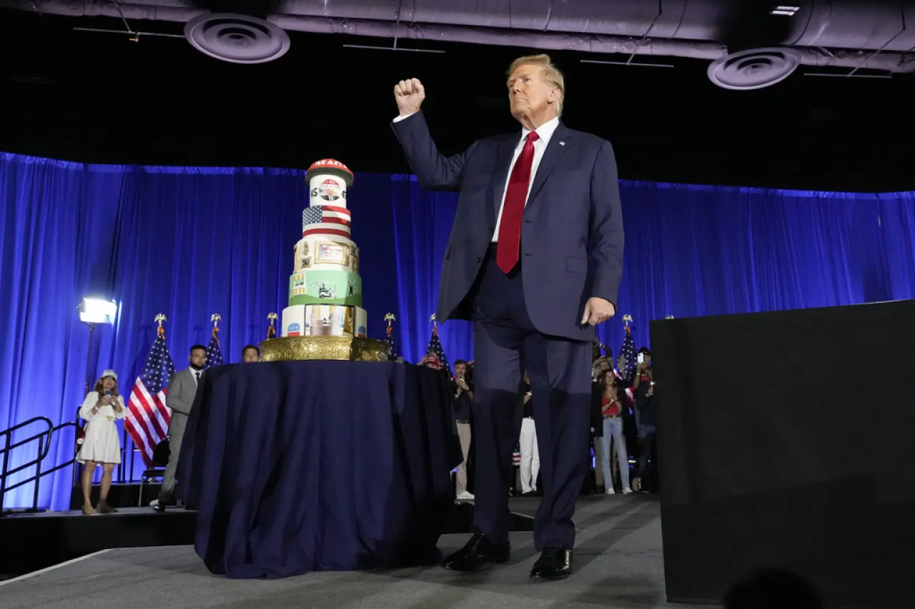 Trump celebra su cumpleaños con ataques a Biden por su edad