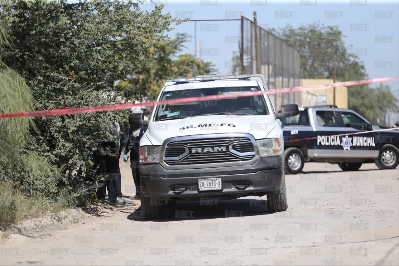 Hallan cadáver envuelto en una lona negra