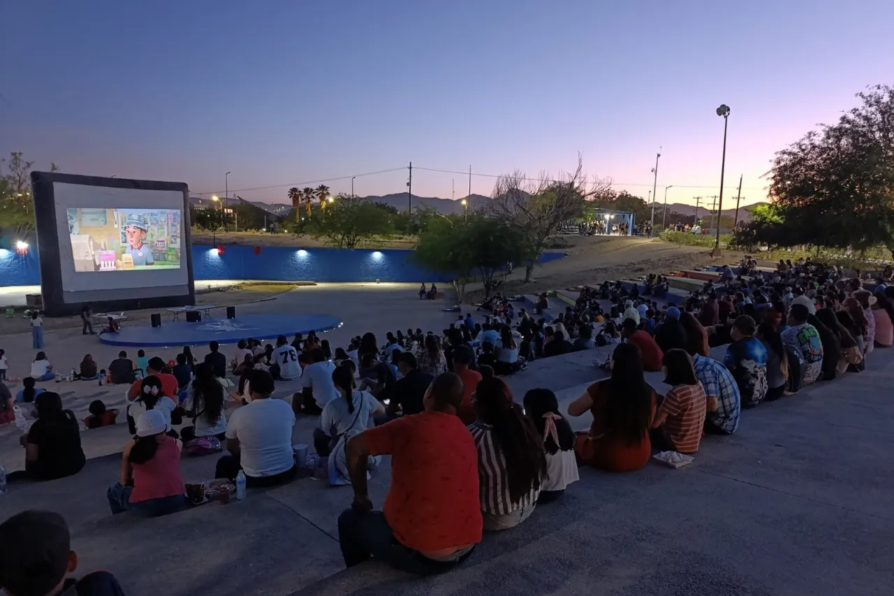 Invita Parque Central a disfrutar de su noche de cine al aire libre