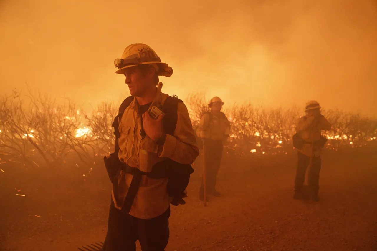 Incendio al norte de Los Ángeles provoca la evacuación de mil 200 personas