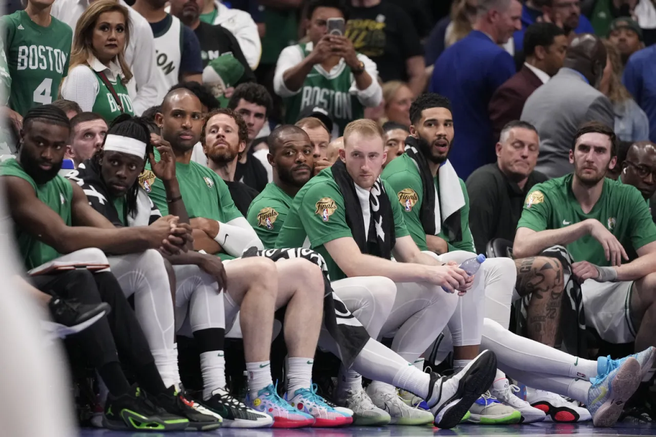 Celtics vuelven a casa con la oportunidad de ganar nuevo título ante Mavs