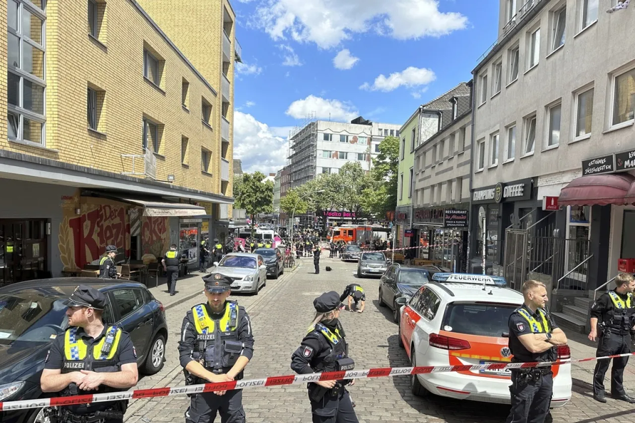 Policía alemana hiere a tiros a hombre que amenazó a agentes con gacha