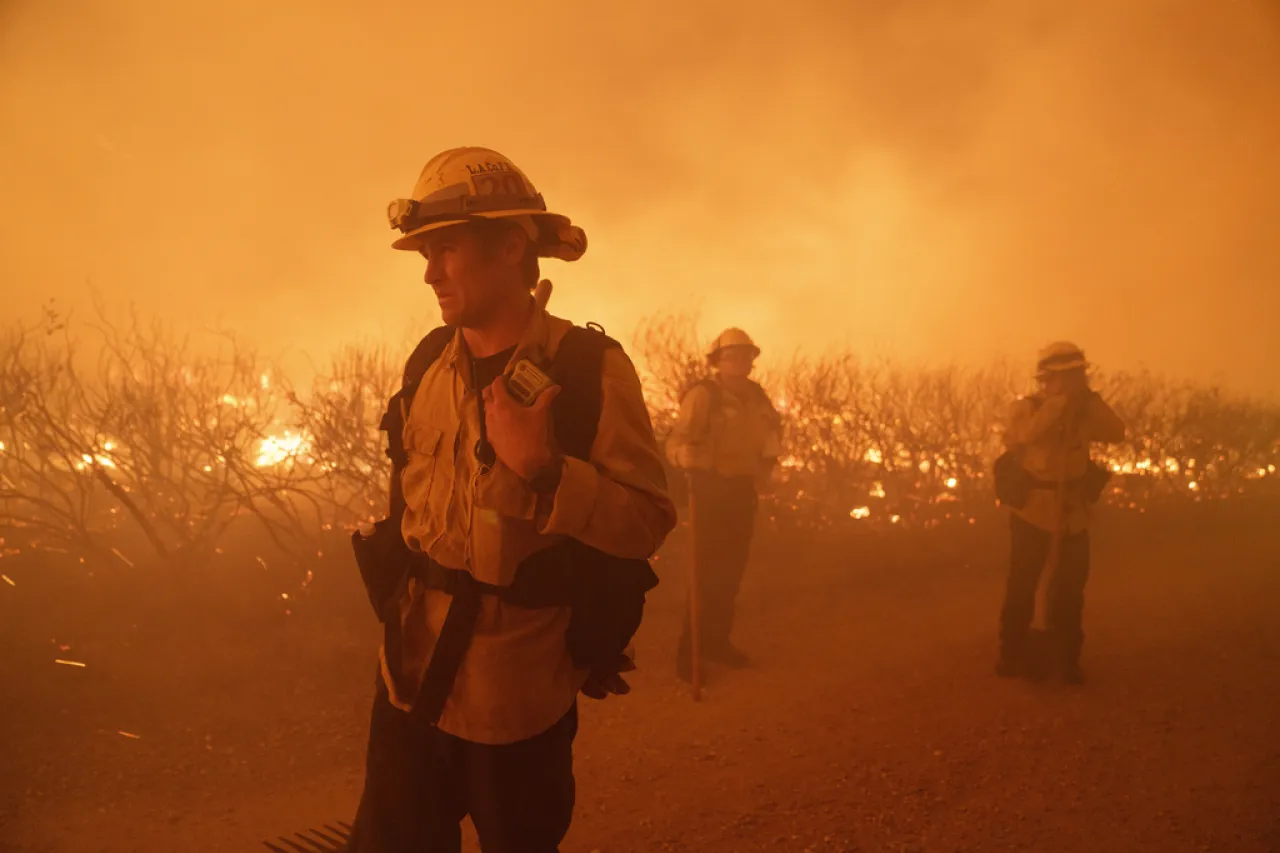 Fuertes vientos y terreno difícil dificultan combate a gran incendio en LA
