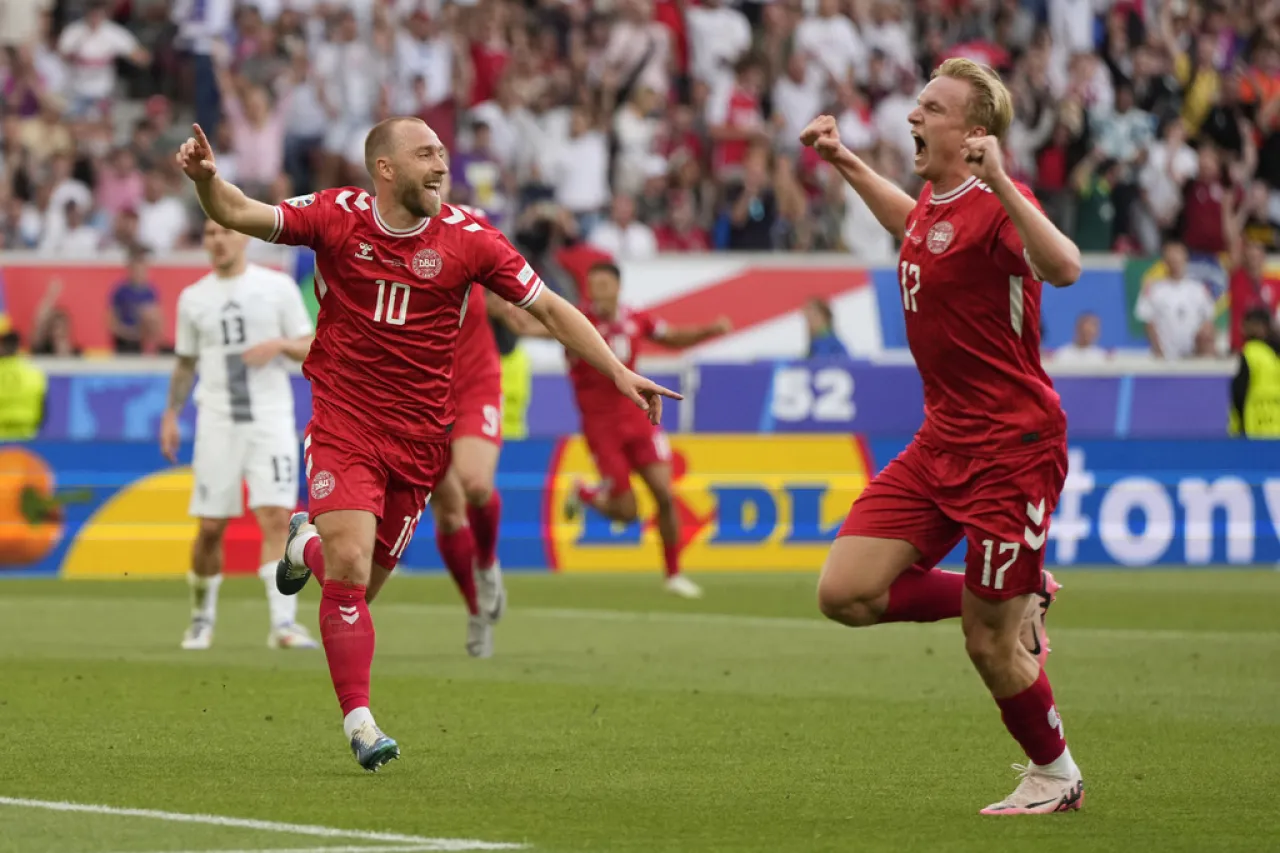 Tres años después de infarto, Eriksen marca el gol de Dinamarca en la Euro