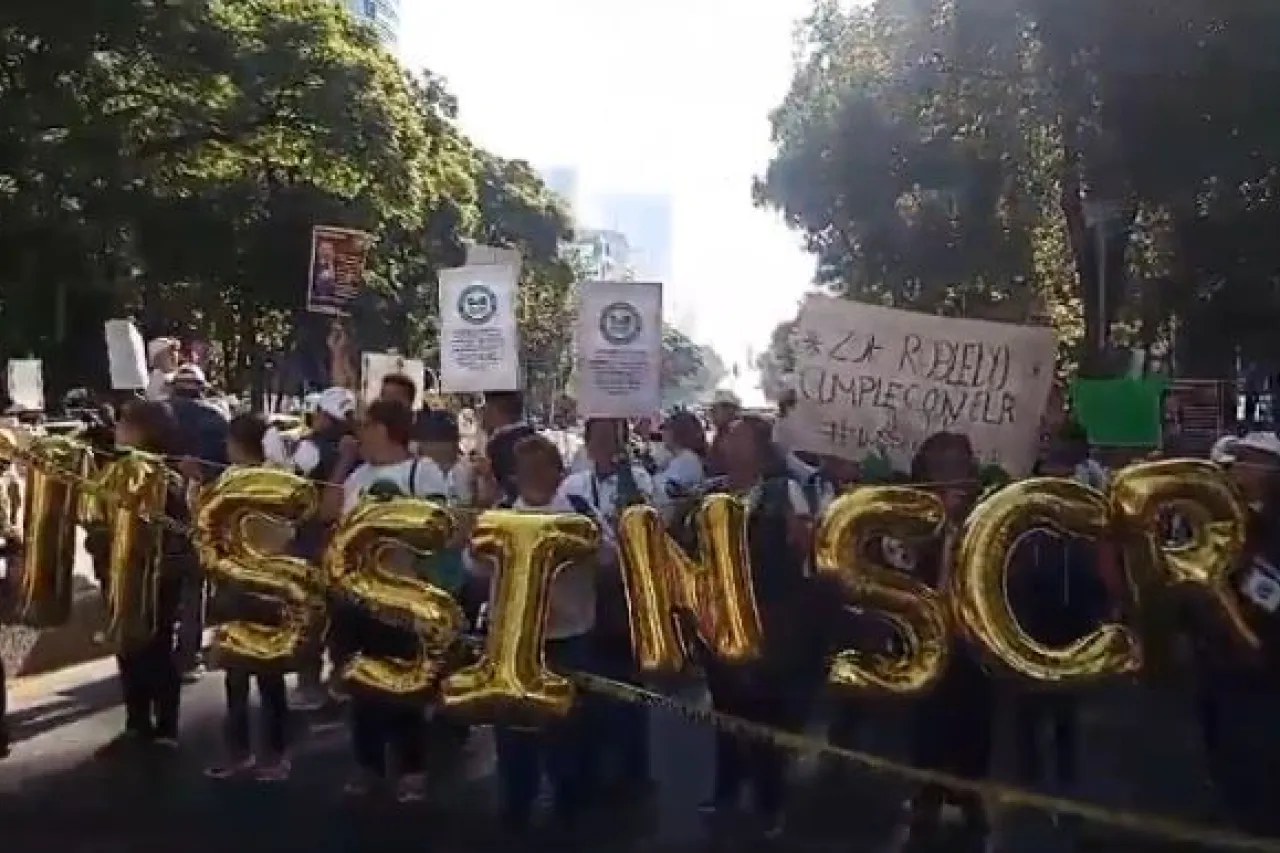 Video: Jubilados del IMSS bloquean Paseo de la Reforma en CDMX