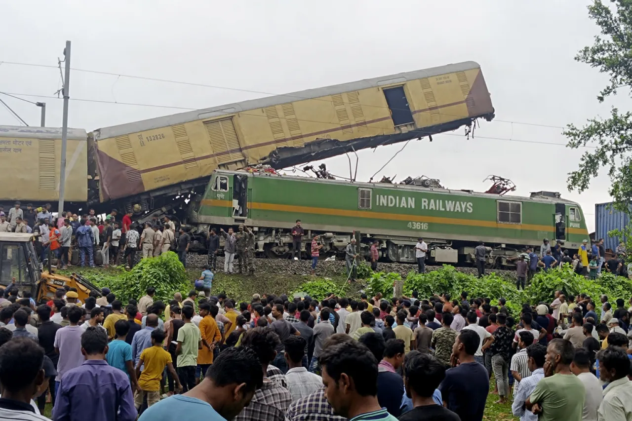 Al menos 8 muertos en un choque de trenes en India