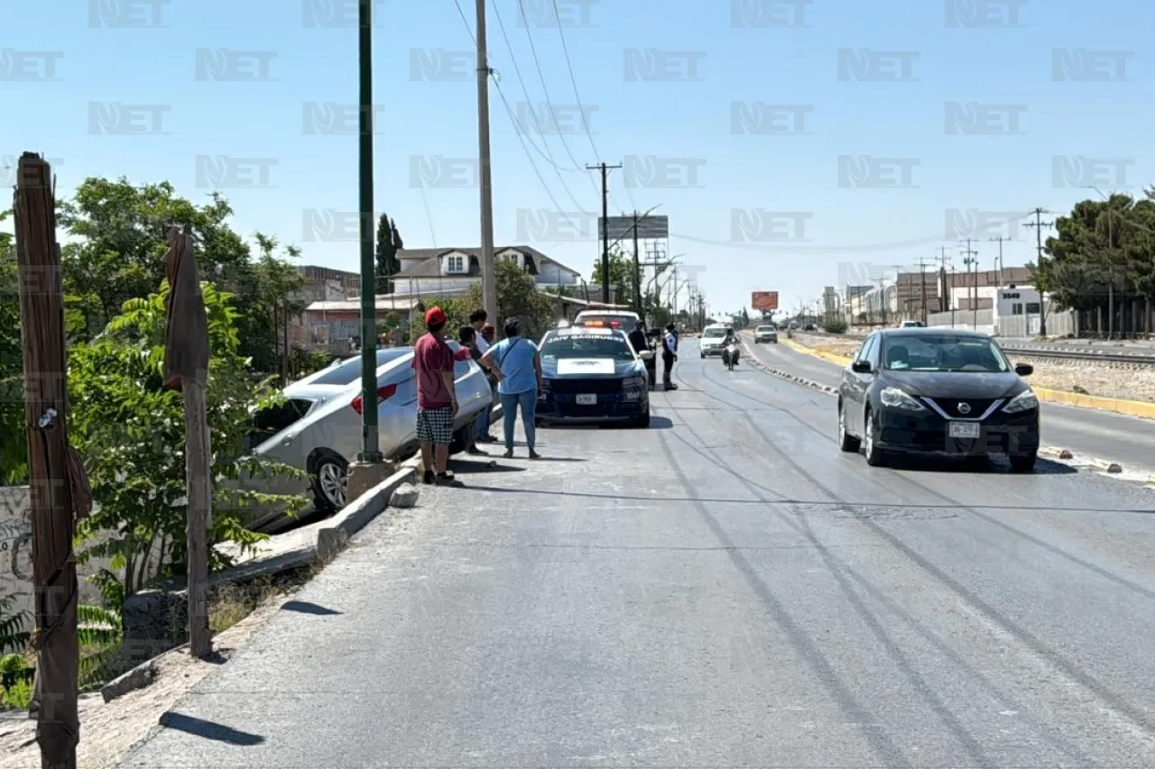 Conductor pierde el control de su auto y sale del camino en el Eje Vial