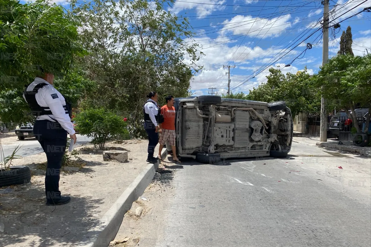 Camioneta termina volcada en la colonia Municipio Libre