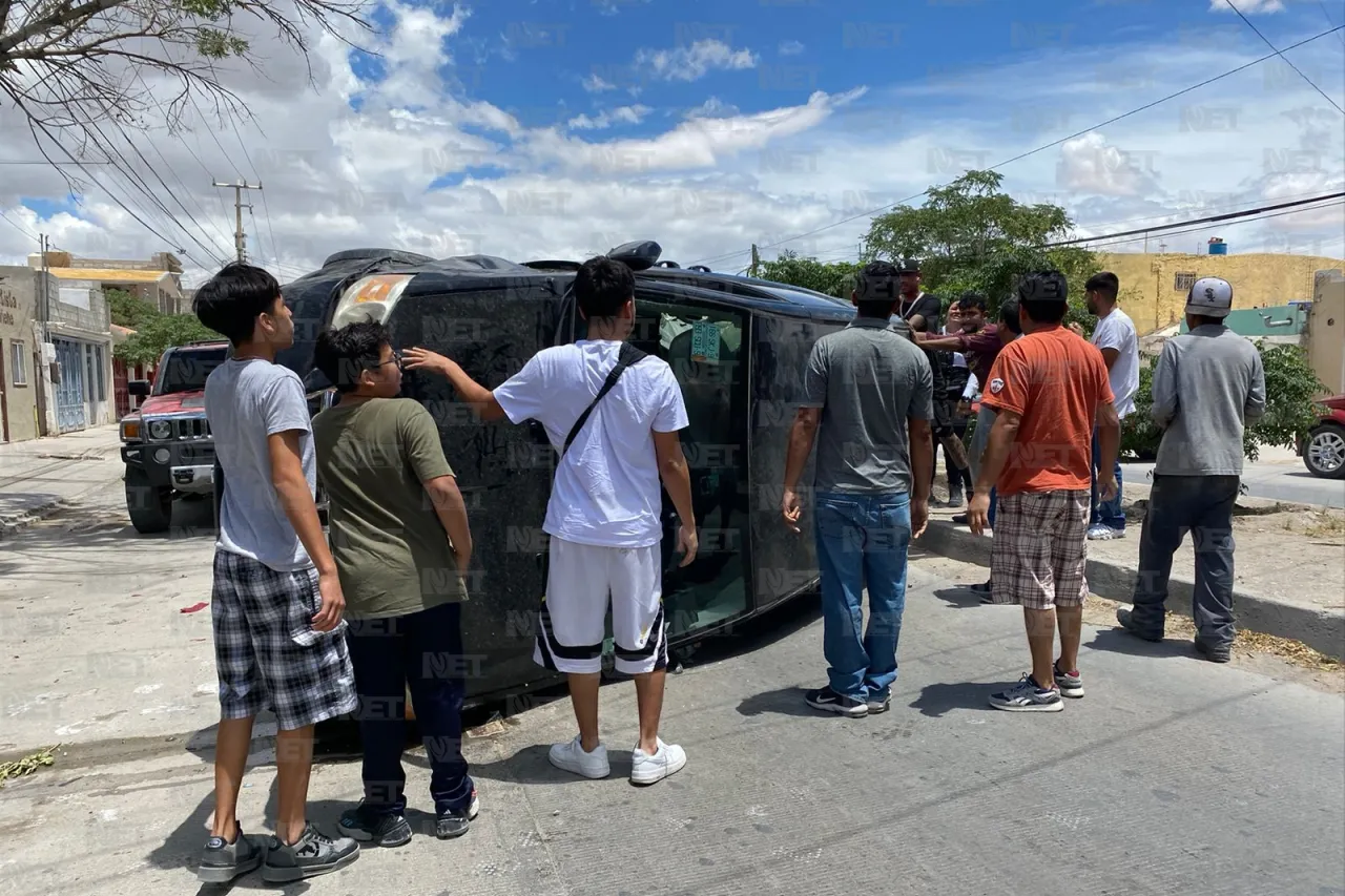 Camioneta termina volcada en la colonia Municipio Libre